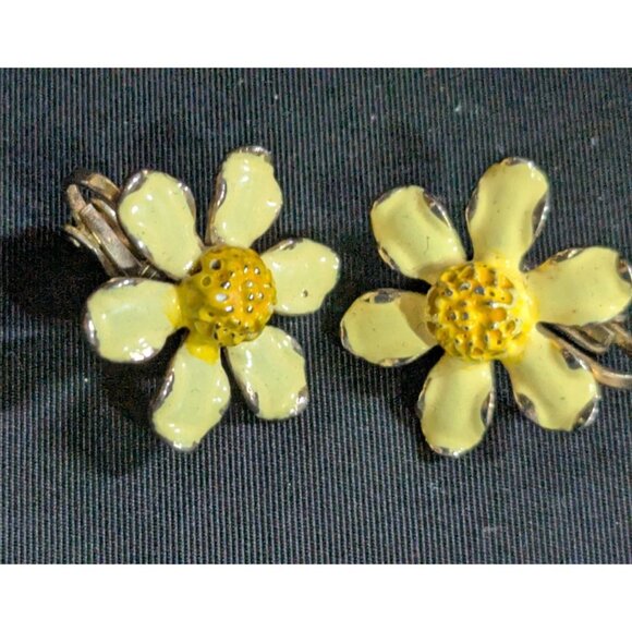 Vintage Weiss Yellow Enamel Daisy Clip-On Earrings Retro Floral Jewelry - Picture 2 of 8